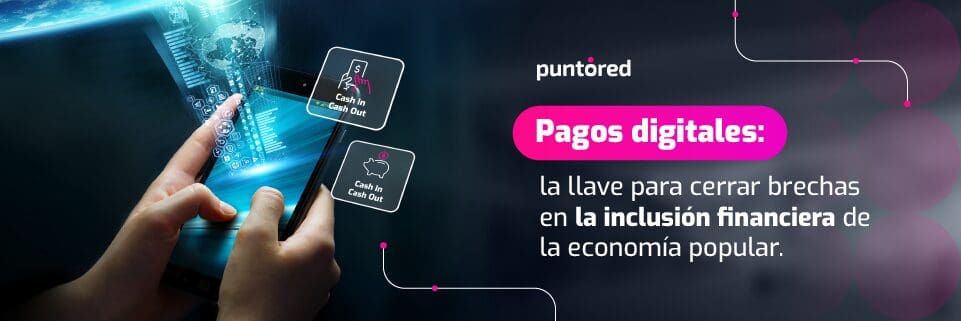 Persona utilizando un teléfono inteligente para realizar un pago digital en un mercado colombiano.